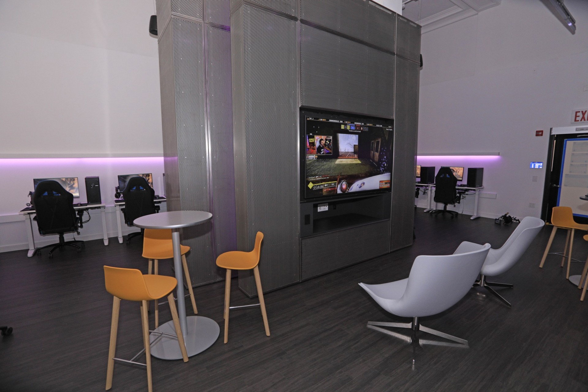 The room features individual and group gaming stations