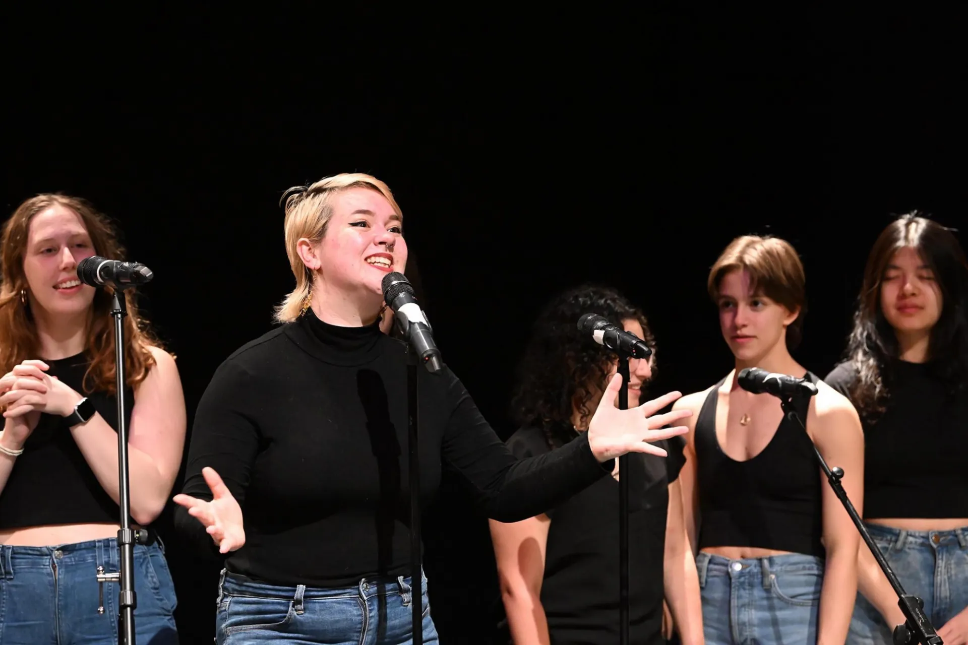 Columbia students singing at Glass House Rocks