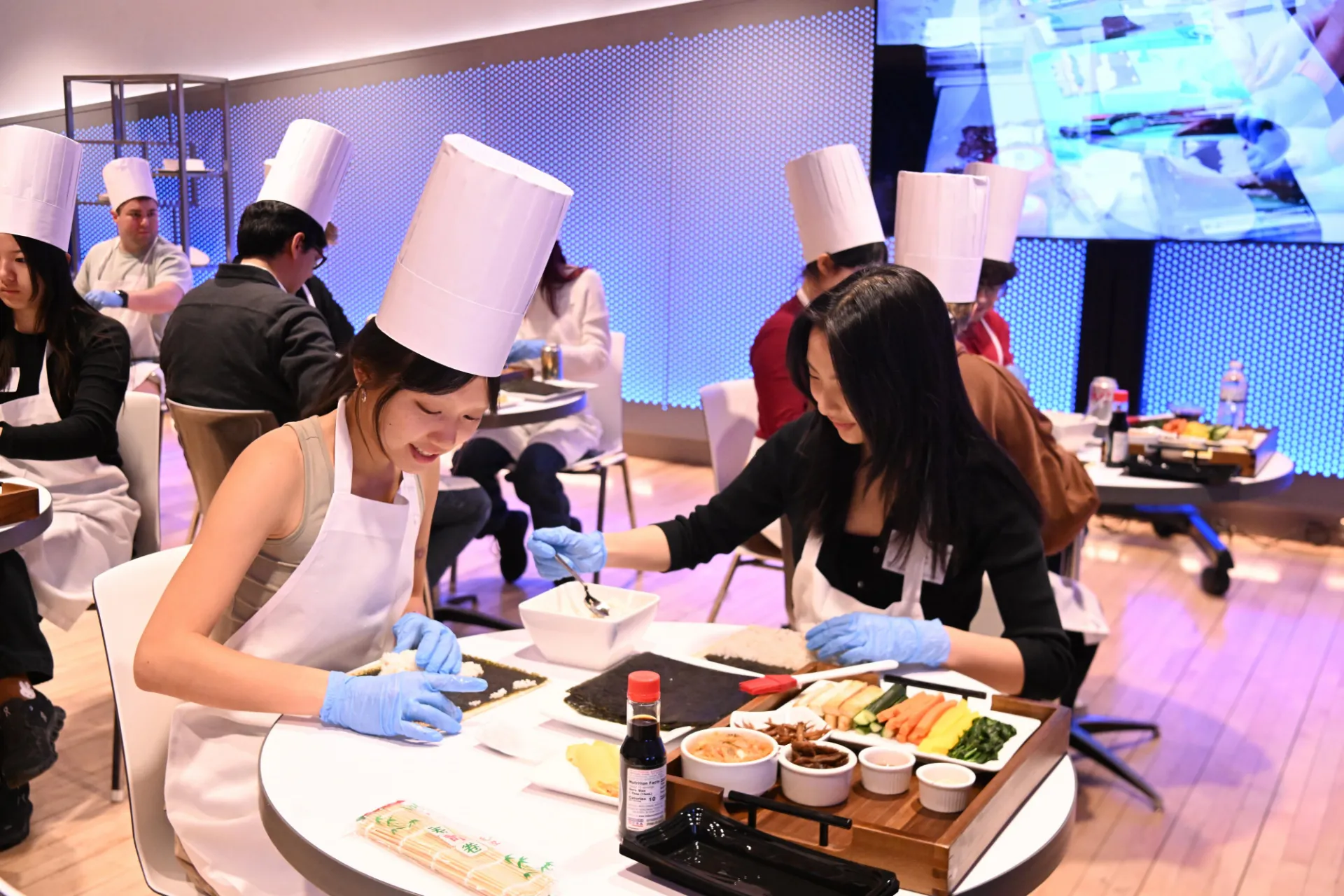Students making kimbap