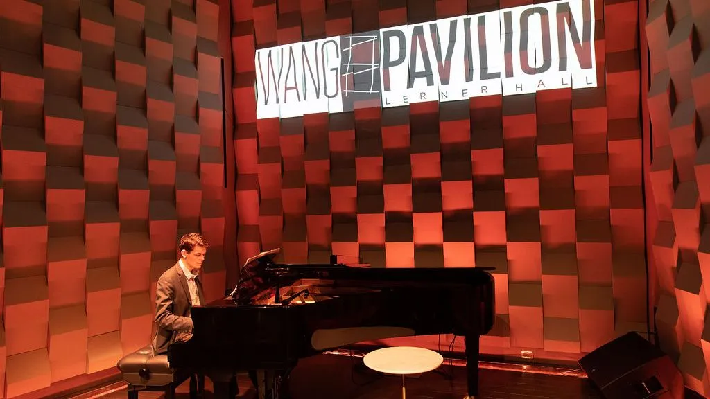 Piano player in Wang Pavilion